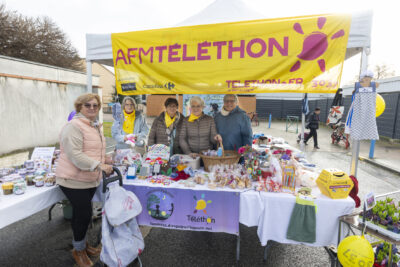 photo des bénévoles du Téléthon derrière leur stand - Agrandir l'image 5 sur 12, fenêtre modale