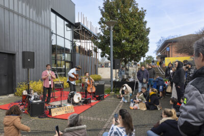 photo du concert de sunnyvale music, trois jeunes hommes en train de jouer clarinette, guitare et contrebasse, devant de nombreuses personnes réunies - Agrandir l'image 1 sur 12, fenêtre modale