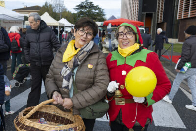 photo de deux femmes qui sourient à l'objectif, une est déguisée en lutin et agite une cloche - Agrandir l'image 9 sur 12, fenêtre modale