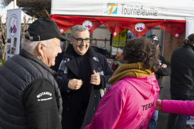 Photo de trois personnes qui discutent en souriant, habillées chaudement, à l'extérieur - Agrandir l'image 12 sur 12, fenêtre modale