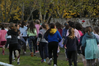 photo des enfants qui courent de dos, sur la portion en herbe à l'extérieur - Agrandir l'image 13 sur 21, fenêtre modale