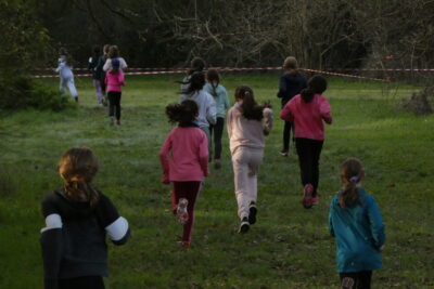 photo des jeunes filles qui courent sur l'herbe - Agrandir l'image 14 sur 21, fenêtre modale
