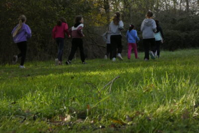 photo des enfants qui courent prise depuis le sol et l'herbe - Agrandir l'image 15 sur 21, fenêtre modale