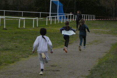photo de jeunes filles qui courent sur la piste, de dos - Agrandir l'image 9 sur 21, fenêtre modale