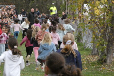 photo des jeunes filles qui courent sur la piste, de dos - Agrandir l'image 10 sur 21, fenêtre modale