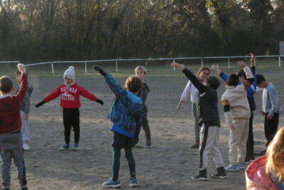 photo de l'échauffement de jeunes garçons sur un terrain de sport en extérieur - Agrandir l'image 6 sur 21, fenêtre modale