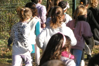 photo de jeunes filles qui courent de dos - Agrandir l'image 7 sur 21, fenêtre modale