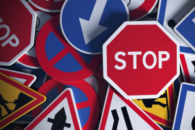 visuel avec panneaux de circulation les uns sur les autres