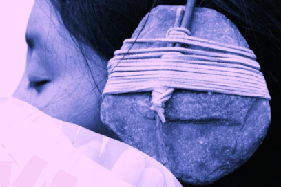 gros plan en sépia passé au filtre de couleur rose, sur le visage d'une jeune fille latino-américaine de profil, qui porte un galet attaché par des cordes végétales en guise d'écouteurs sur les oreilles - Agrandir l'image, fenêtre modale