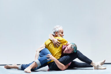 Photo de deux hommes à moitié à terre, l'un tient l'autre par les bras