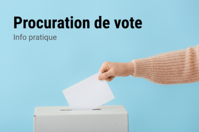 photo d'une main qui dépose un bulletin de vote dans une urne sur fond bleu, avec écrit "procuration de vote" "info pratique" - Agrandir l'image, fenêtre modale