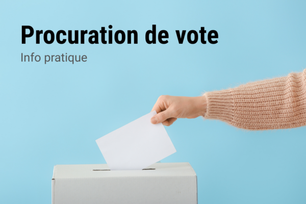 photo d'une main qui dépose un bulletin de vote dans une urne sur fond bleu, avec écrit "procuration de vote" "info pratique"
