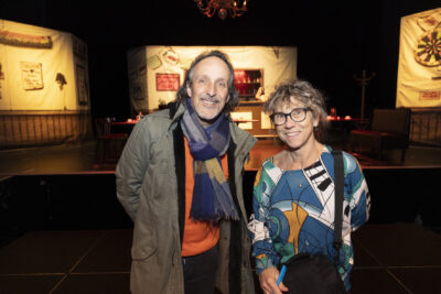 photo d'un homme et d'une femme qui sourient à l'objectif, devant la scène surélevée - Agrandir l'image 7 sur 20, fenêtre modale
