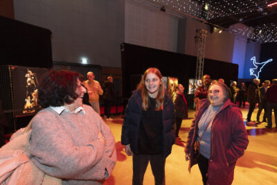 photo de trois femmes souriantes dans la salle - Agrandir l'image 3 sur 20, fenêtre modale