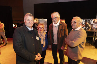 photo de quatre personnes, trois hommes et une femme, qui sourient dans la salle - Agrandir l'image 5 sur 20, fenêtre modale