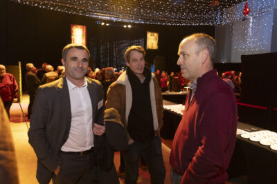 photo de trois hommes, deux d'entre eux sourient à l'objectif - Agrandir l'image 6 sur 20, fenêtre modale