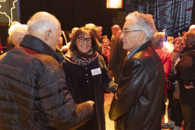 photo d'une élue qui sourit et échange avec trois hommes - Agrandir l'image 8 sur 20, fenêtre modale
