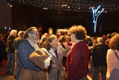 photo de deux femmes et un homme qui échangent, la foule derrière eux dans la salle - Agrandir l'image 10 sur 20, fenêtre modale
