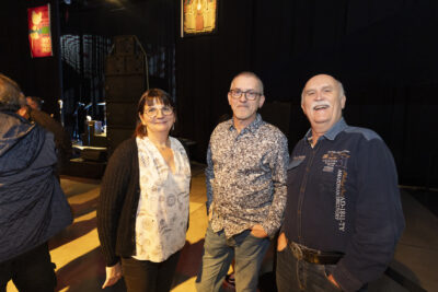 photo d'une femme et de deux hommes qui sourient à l'objectif - Agrandir l'image 11 sur 20, fenêtre modale