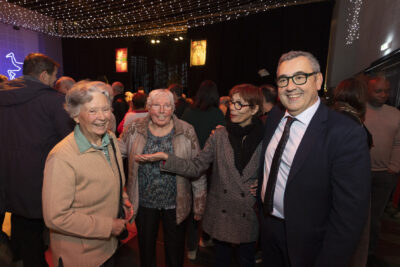 photo du maire et de l'élue à la transition écologique qui échangent avec deux femmes - Agrandir l'image 13 sur 20, fenêtre modale