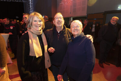 photo de deux femmes et d'un homme qui sourient à l'objectif, du monde derrière eux - Agrandir l'image 14 sur 20, fenêtre modale