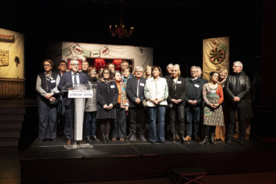 photo des élus rassemblés sur la scène, le Maire fait un discours - Agrandir l'image 15 sur 20, fenêtre modale