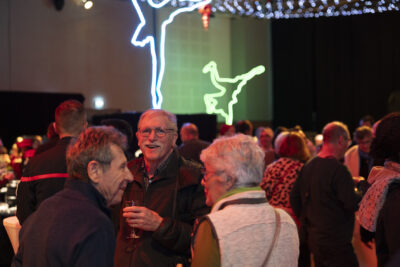 photo d'un homme souriant à l'objectif, au milieu de la foule - Agrandir l'image 17 sur 20, fenêtre modale