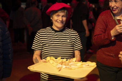 photo d'une femme habillée d'un béret rouge et d'un tee shirt marinière, qui porte un plateau de feuilles d'endives garnies - Agrandir l'image 18 sur 20, fenêtre modale